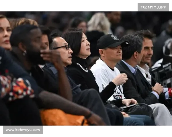 马云现身澳门身穿篮网T恤陪蔡崇信观NBA中国赛引关注 马云现身澳门身穿篮网T恤陪蔡崇信观NBA中国赛引关注